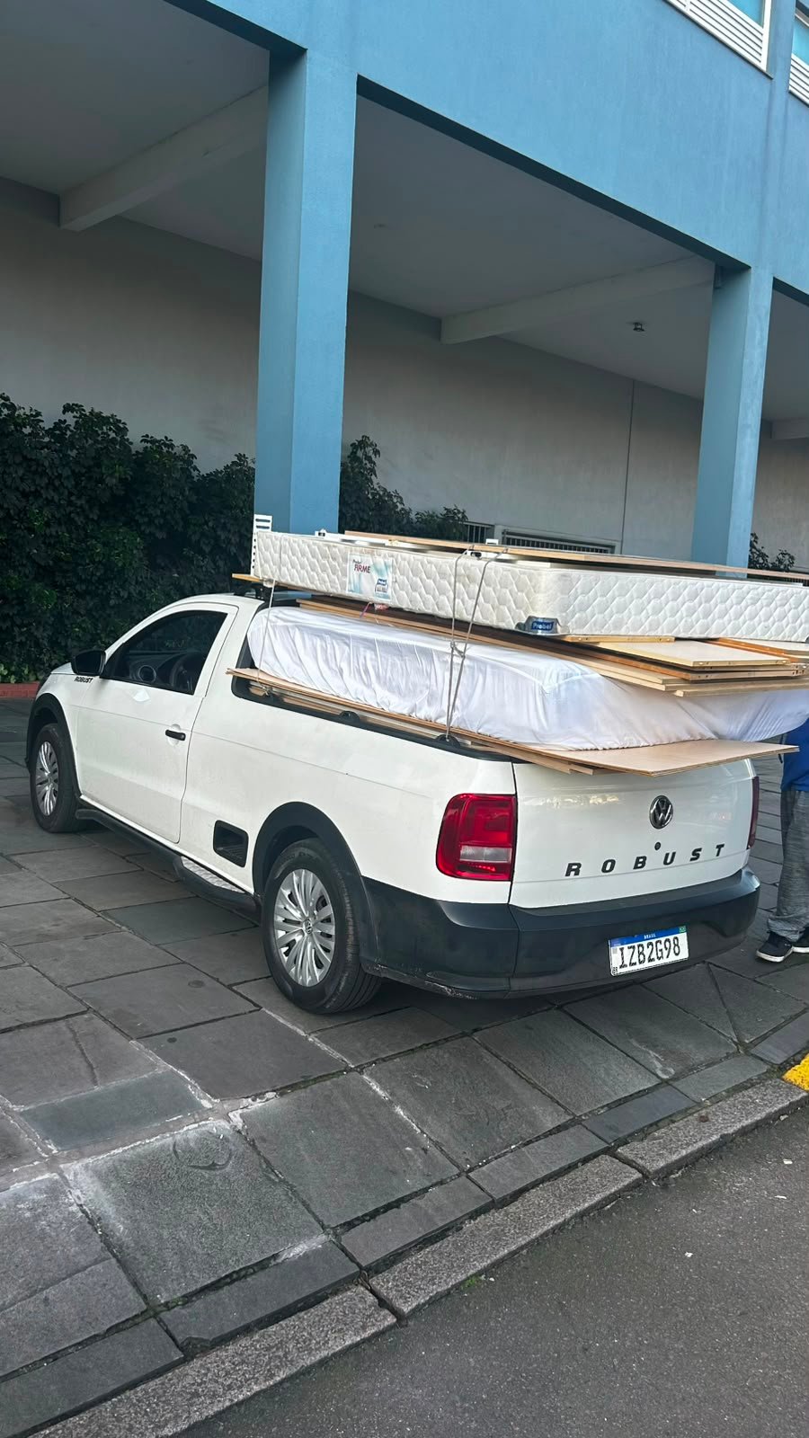 Transporte de cama box e colchão sobre a pickup