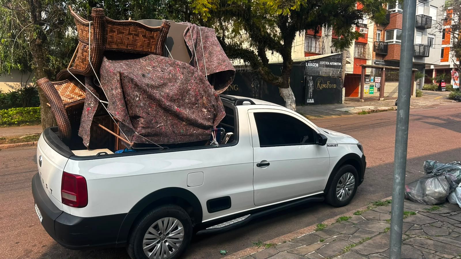 Pickup carregada com móveis para mudança em Porto Alegre