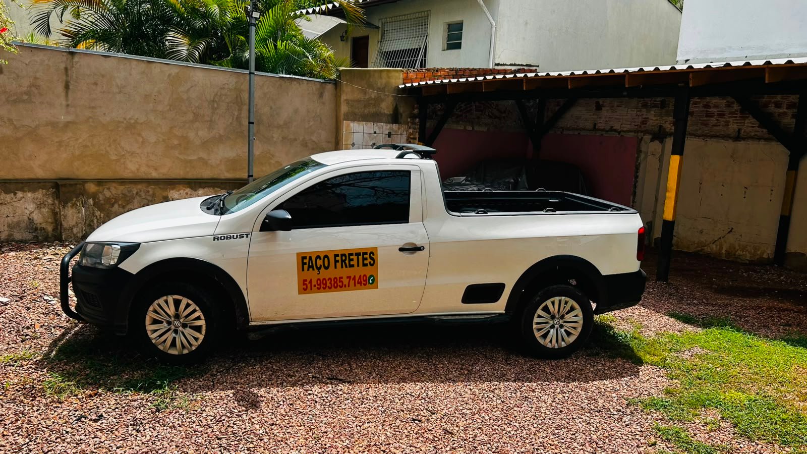 Pickup Saveiro Robust com adesivo Faço Fretes